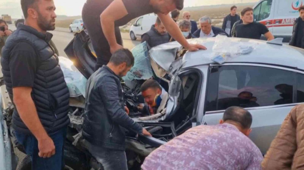 Konya-Aksaray yolunda kamyona çarpan otomobil hurdaya döndü! Ağır yaralıyı böyle kurtarmaya çalıştılar