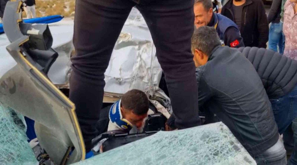 Konya-Aksaray yolunda kamyona çarpan otomobil hurdaya döndü! Ağır yaralıyı böyle kurtarmaya çalıştılar