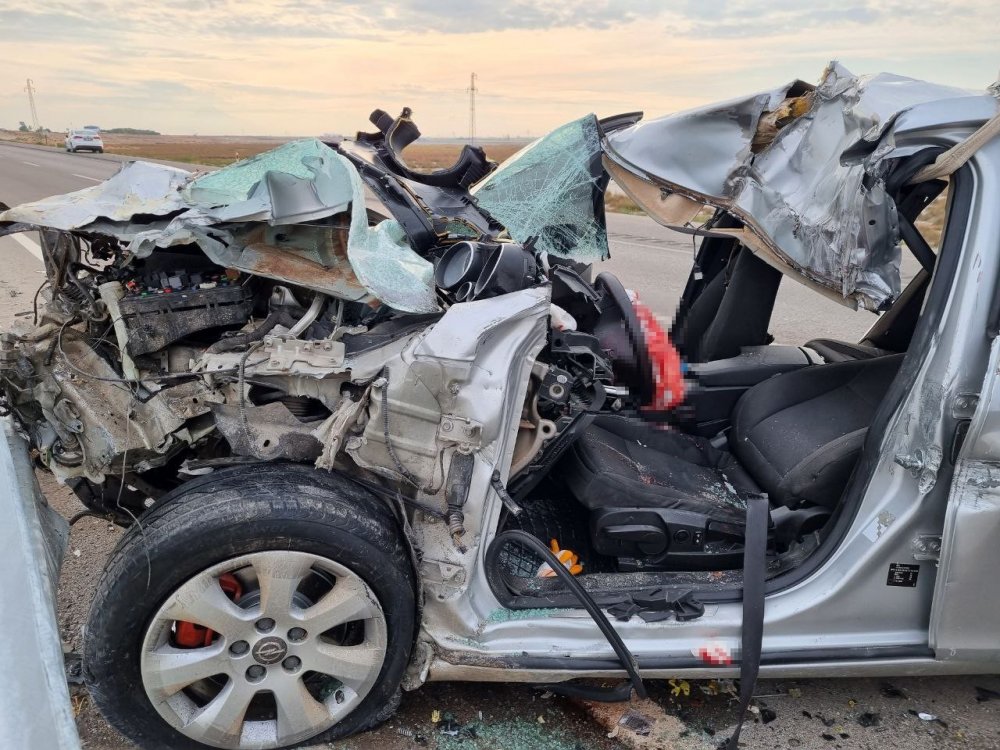 Konya-Aksaray yolunda kamyona çarpan otomobil hurdaya döndü! Ağır yaralıyı böyle kurtarmaya çalıştılar