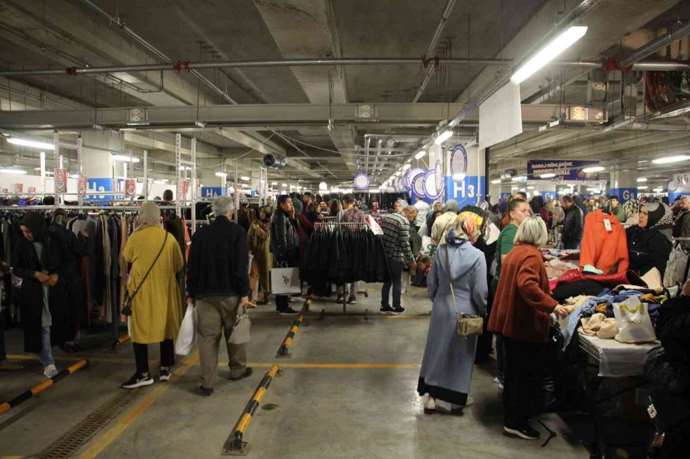 Sivas'ta garaj günleri krize meydan okuyor! İndirimi duyan AVM'ye akın etti