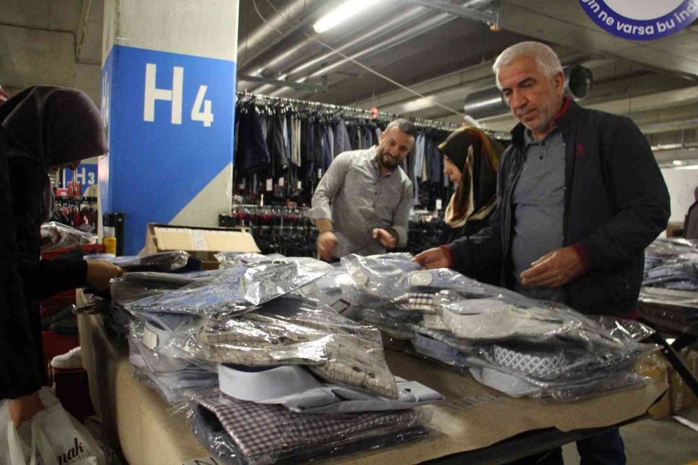 Sivas'ta garaj günleri krize meydan okuyor! İndirimi duyan AVM'ye akın etti