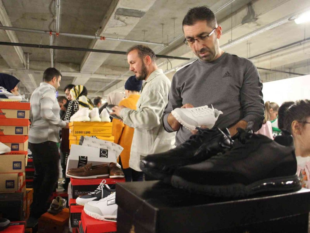 Sivas'ta garaj günleri krize meydan okuyor! İndirimi duyan AVM'ye akın etti