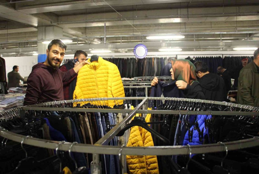 Sivas'ta garaj günleri krize meydan okuyor! İndirimi duyan AVM'ye akın etti