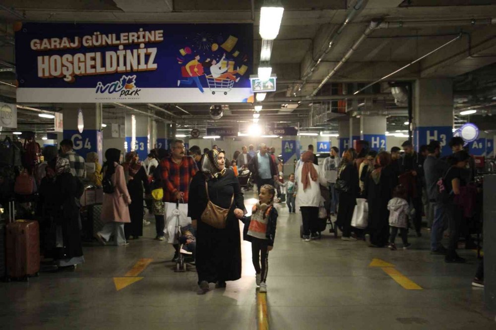 Sivas'ta garaj günleri krize meydan okuyor! İndirimi duyan AVM'ye akın etti