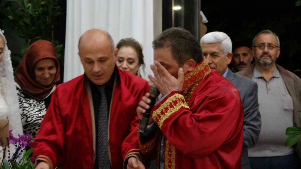 Binlerce çifti nikahlayan İmdat Elik, kızının nikahını gözyaşlarıyla kıydı