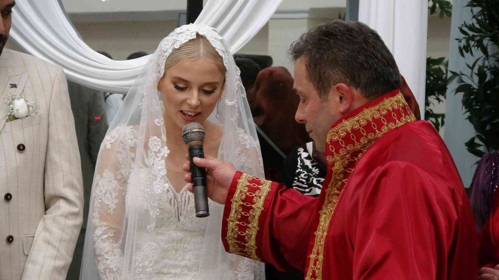 Binlerce çifti nikahlayan İmdat Elik, kızının nikahını gözyaşlarıyla kıydı