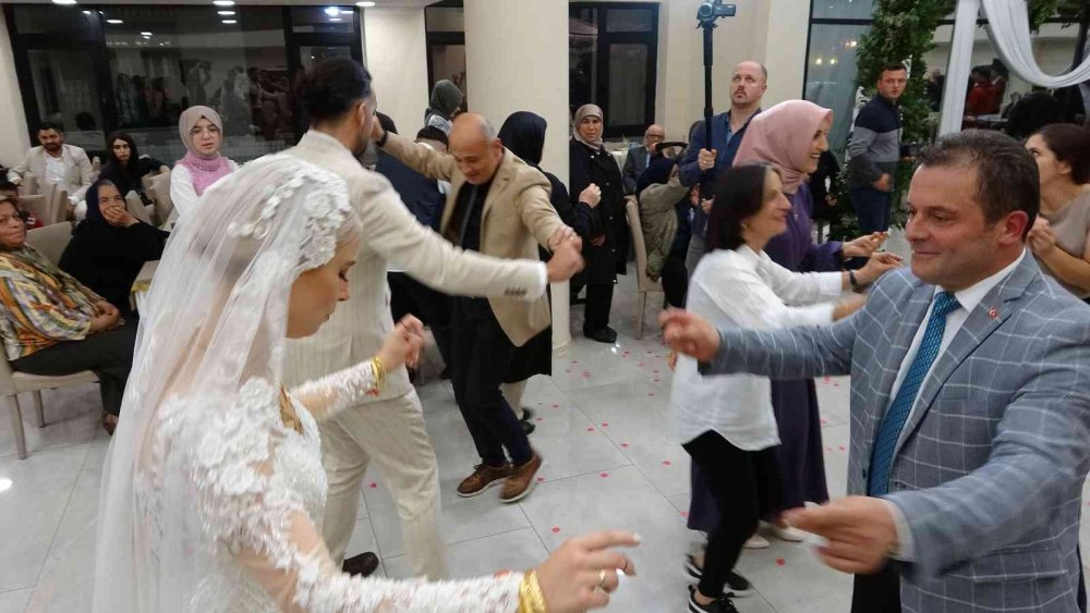 Binlerce çifti nikahlayan İmdat Elik, kızının nikahını gözyaşlarıyla kıydı