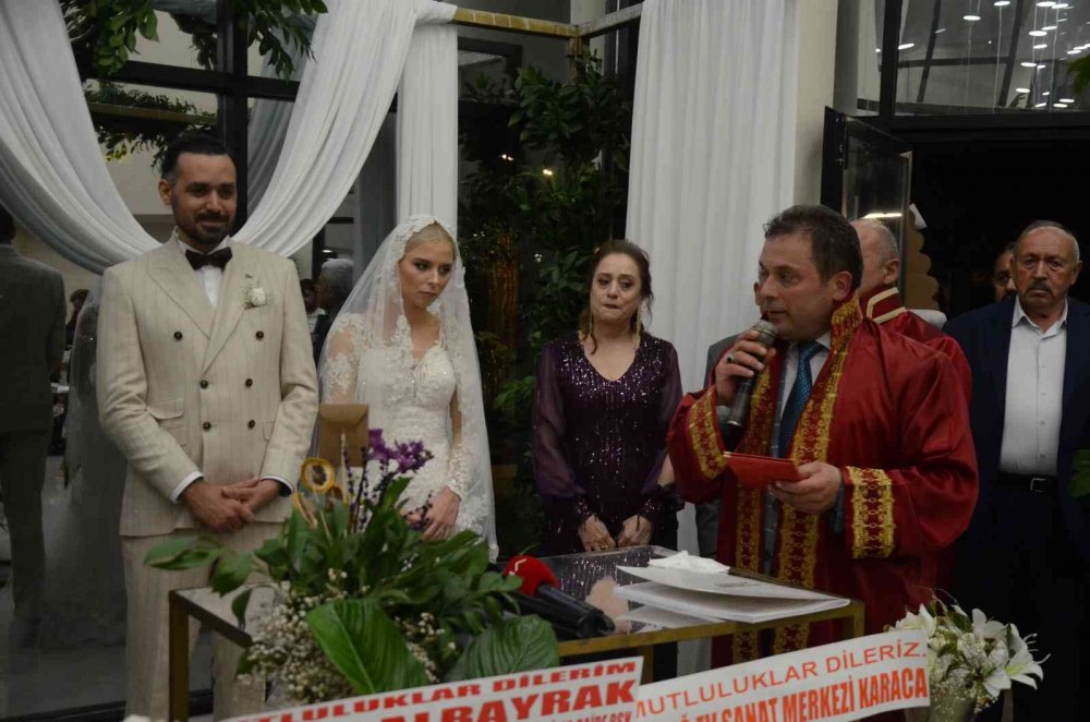 Binlerce çifti nikahlayan İmdat Elik, kızının nikahını gözyaşlarıyla kıydı