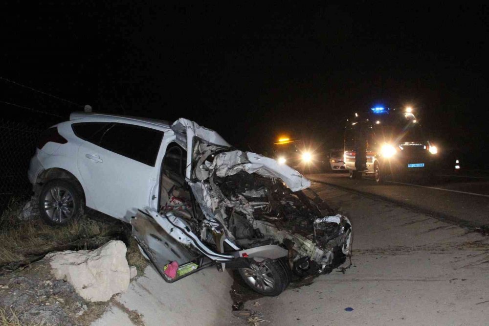 Karaman'da feci kaza! Otomobil ağaç yüklü traktörle çarpıştı! 1'i ağır 4 yaralı