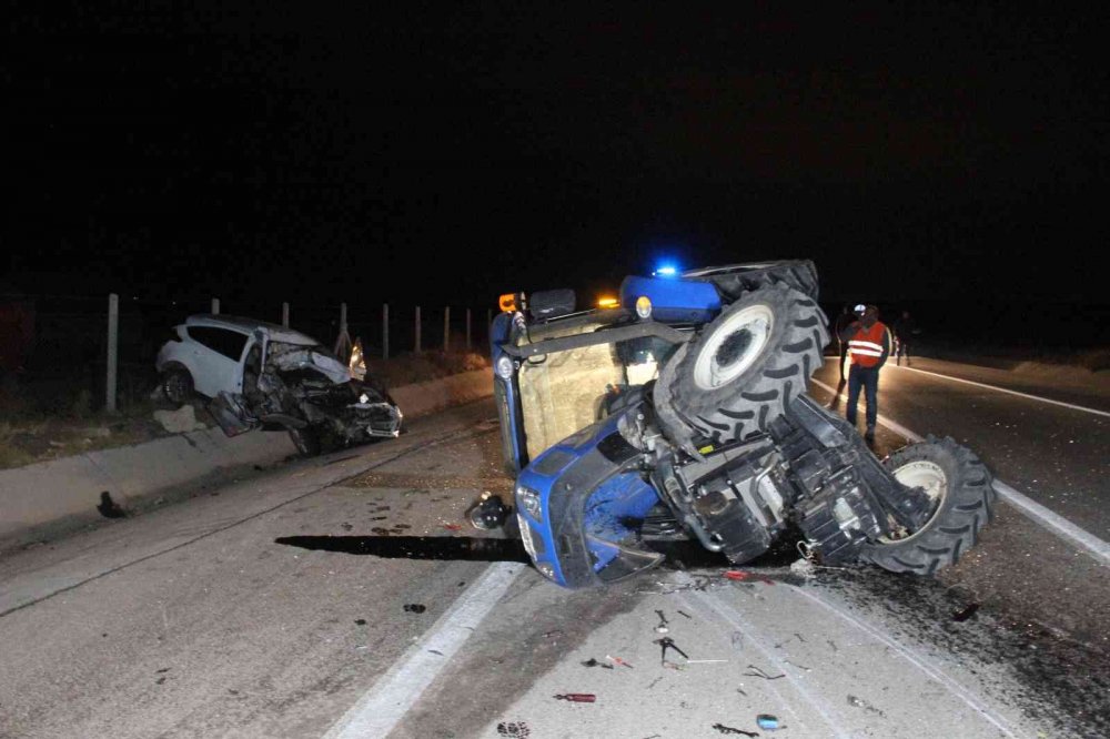 Karaman'da feci kaza! Otomobil ağaç yüklü traktörle çarpıştı! 1'i ağır 4 yaralı