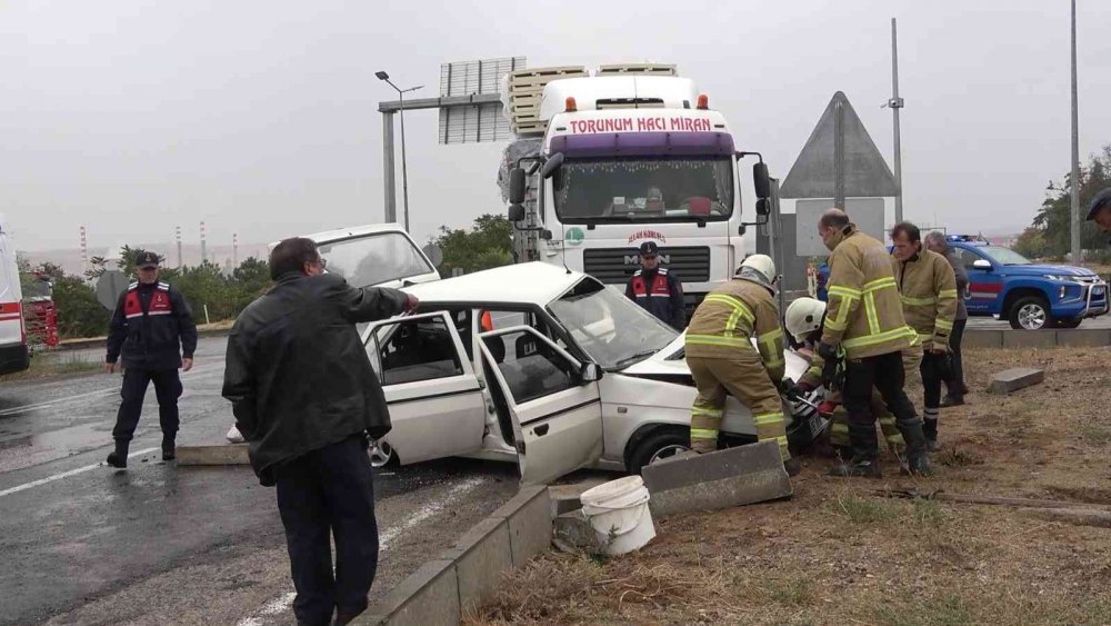 Konya'dan yola çıkan tırın Kırıkkale'de çarptığı otomobil metrelerce sürüklendi! 4 yaralı