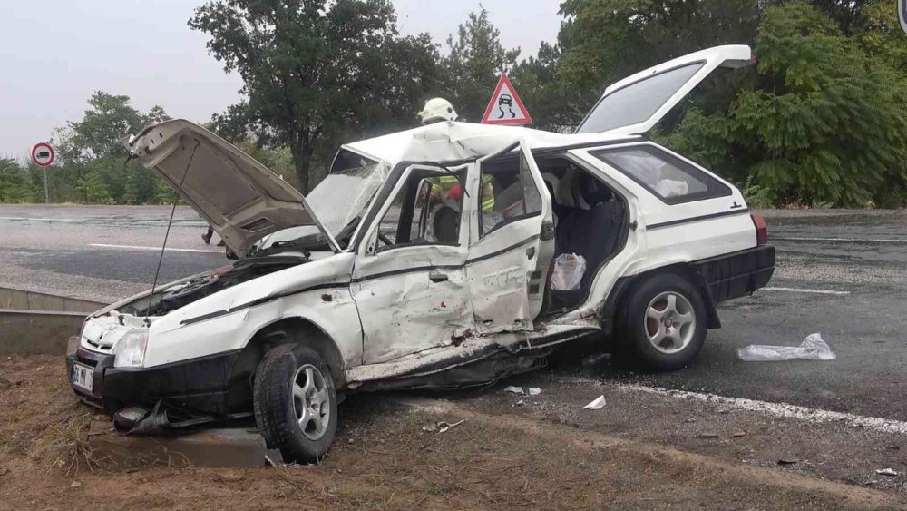 Konya'dan yola çıkan tırın Kırıkkale'de çarptığı otomobil metrelerce sürüklendi! 4 yaralı