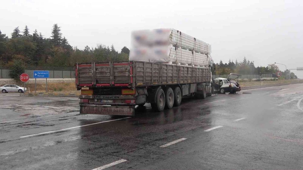 Konya'dan yola çıkan tırın Kırıkkale'de çarptığı otomobil metrelerce sürüklendi! 4 yaralı