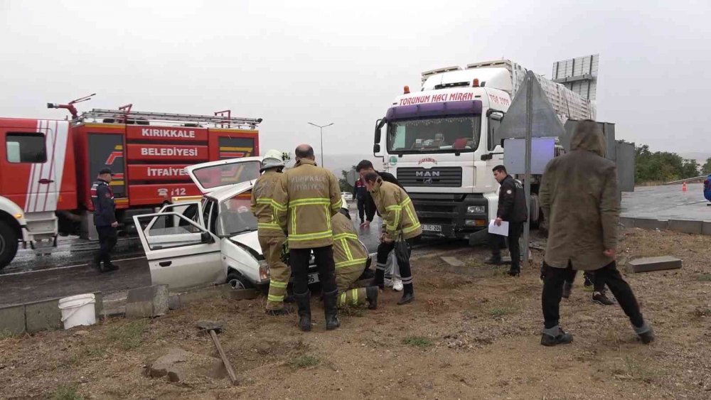 Konya'dan yola çıkan tırın Kırıkkale'de çarptığı otomobil metrelerce sürüklendi! 4 yaralı