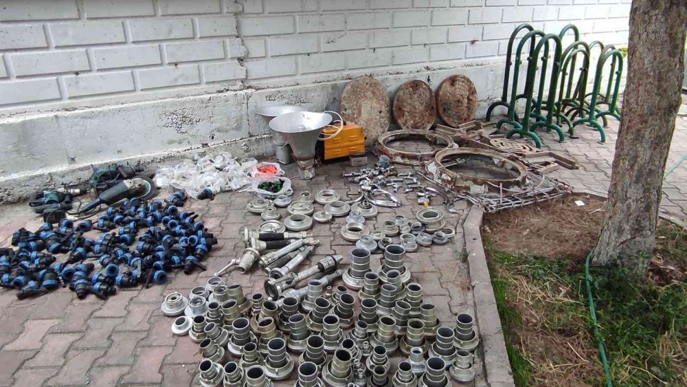 Konya’nda çalınan kamu malı çöp kutusu, mazgal ve rögar kapaklarını satın alan hurdacılar bir kez daha yakalandı