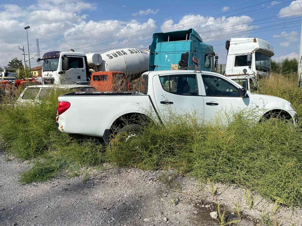 Yediemin otoparkında servet yatıyor! Lüks araçlar çürümeye yüz tuttu
