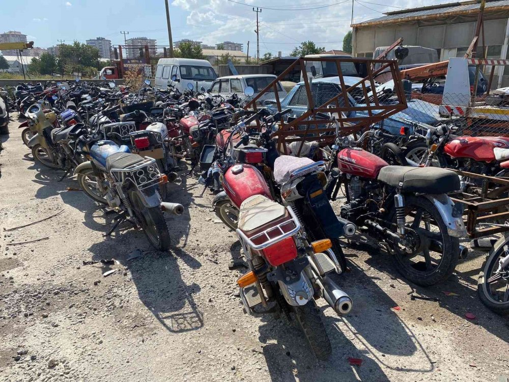 Yediemin otoparkında servet yatıyor! Lüks araçlar çürümeye yüz tuttu