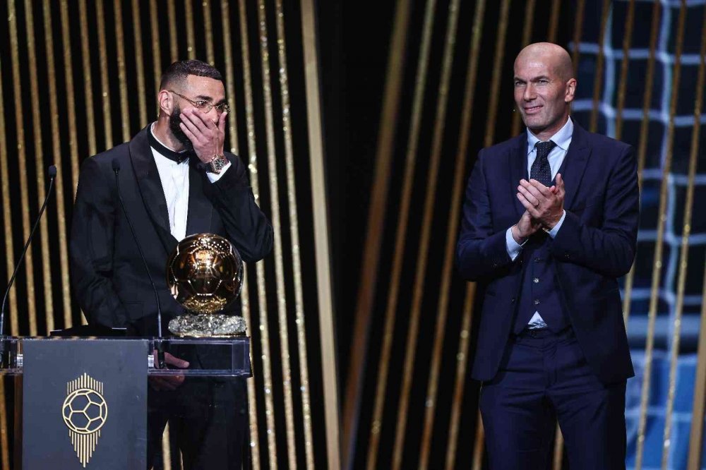2022 Ballon d'Or ödülünün sahibi yılın en iyi oyuncusu Karim Benzema oldu