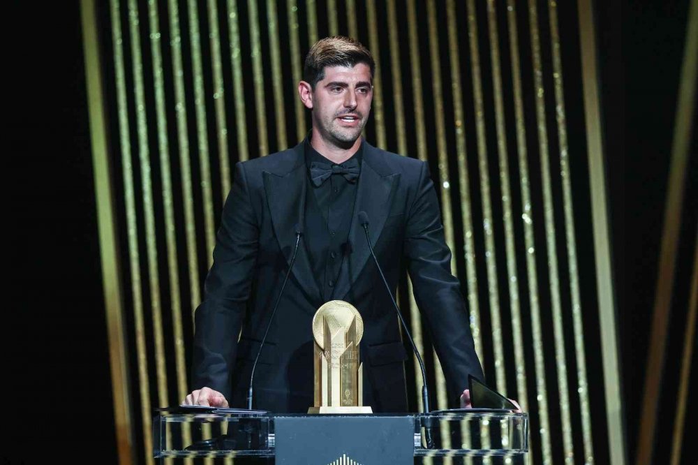 2022 Ballon d'Or ödülünün sahibi yılın en iyi oyuncusu Karim Benzema oldu