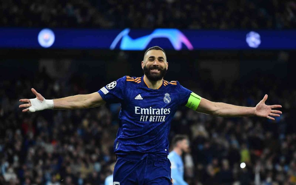 2022 Ballon d'Or ödülünün sahibi yılın en iyi oyuncusu Karim Benzema oldu