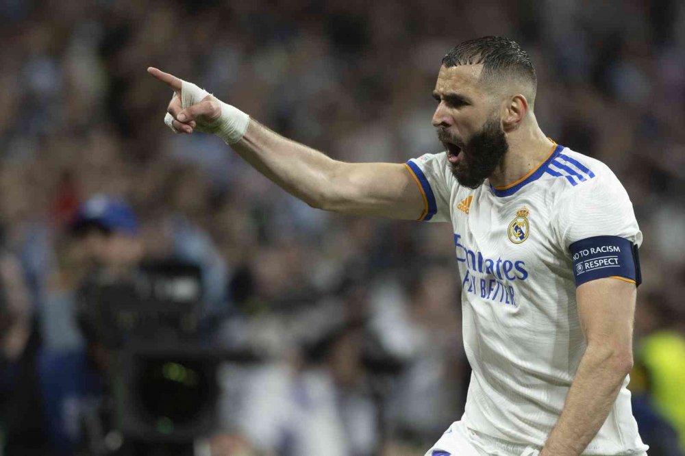 2022 Ballon d'Or ödülünün sahibi yılın en iyi oyuncusu Karim Benzema oldu