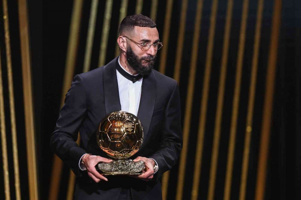 2022 Ballon d'Or ödülünün sahibi yılın en iyi oyuncusu Karim Benzema oldu