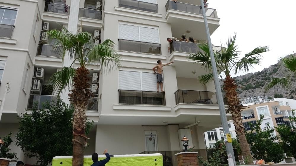 Konyaaltı'nda annesini balkonda alıkoyup polise ecel terleri döktüren şahsa verilen ceza belli oldu