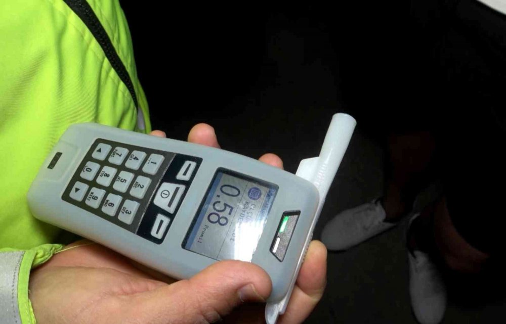 Aksaray'da alkollü sürücü şiddeti! Ehliyeti kaptırınca gazetecilere küfür yağdırdı, darp edip kamerasını kırdı!