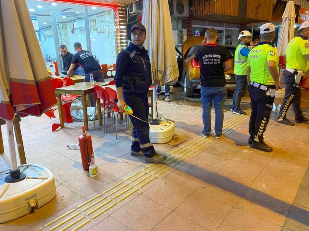 Park etmek isterken restorana daldı! 82 yaşındaki sürücü ortalığı birbirine kattı: 1'i bebek 3 yaralı