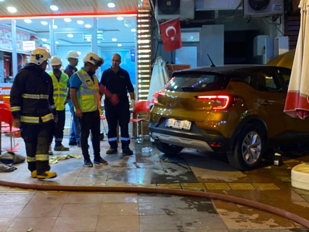Park etmek isterken restorana daldı! 82 yaşındaki sürücü ortalığı birbirine kattı: 1'i bebek 3 yaralı