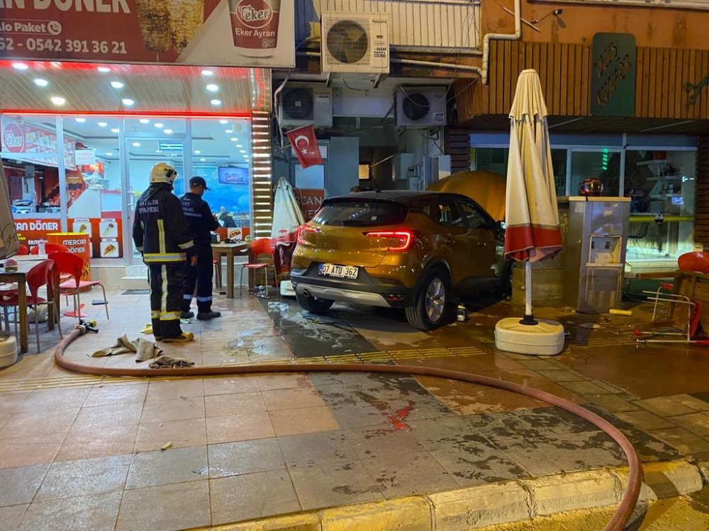Park etmek isterken restorana daldı! 82 yaşındaki sürücü ortalığı birbirine kattı: 1'i bebek 3 yaralı