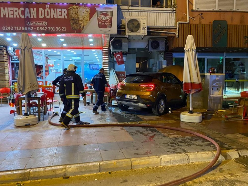 Park etmek isterken restorana daldı! 82 yaşındaki sürücü ortalığı birbirine kattı: 1'i bebek 3 yaralı