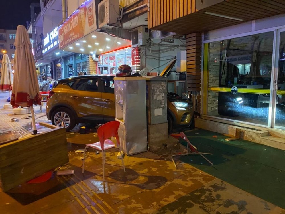Park etmek isterken restorana daldı! 82 yaşındaki sürücü ortalığı birbirine kattı: 1'i bebek 3 yaralı
