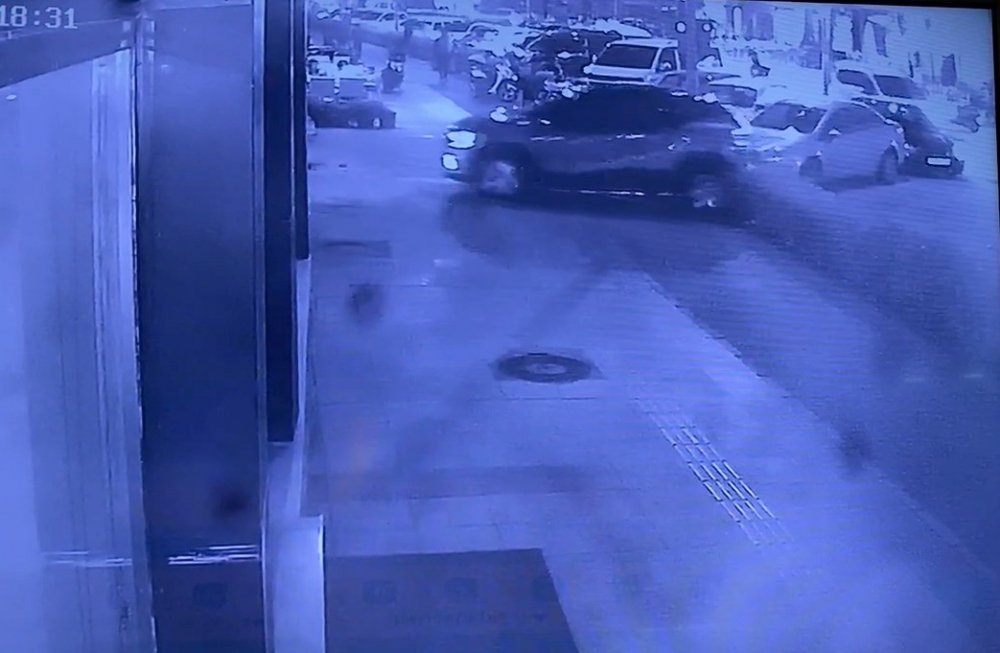 Park etmek isterken restorana daldı! 82 yaşındaki sürücü ortalığı birbirine kattı: 1'i bebek 3 yaralı