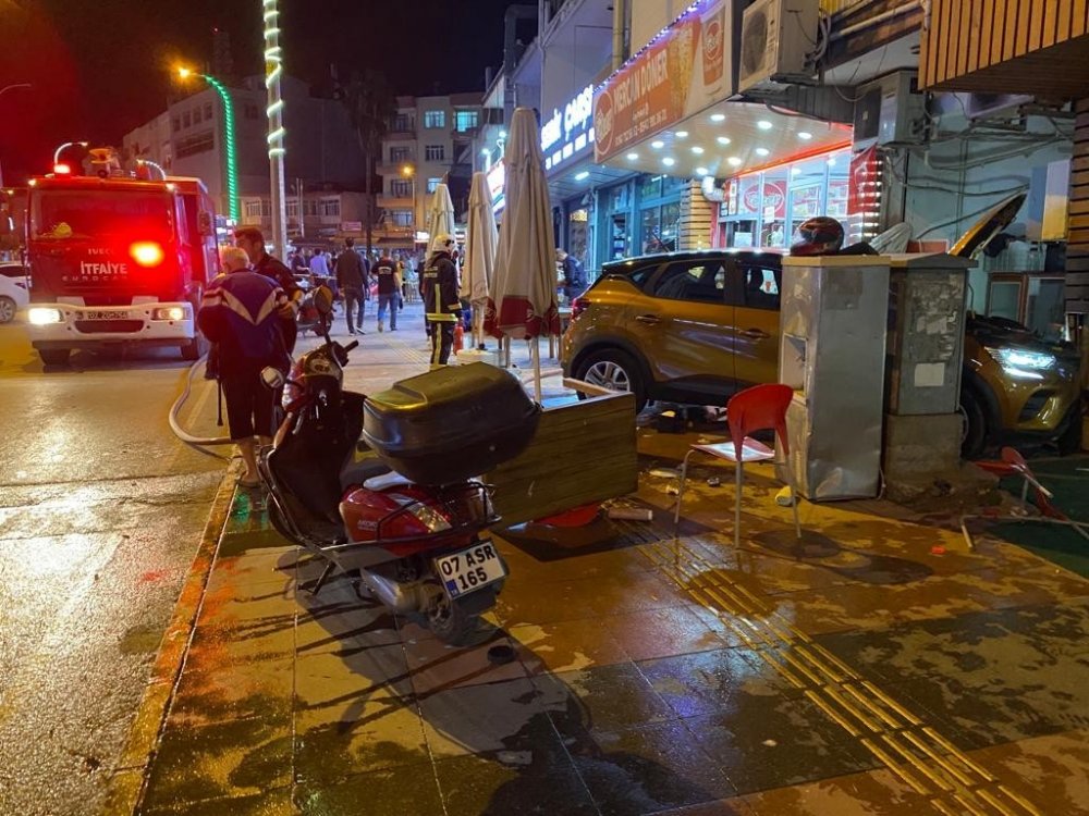 Park etmek isterken restorana daldı! 82 yaşındaki sürücü ortalığı birbirine kattı: 1'i bebek 3 yaralı