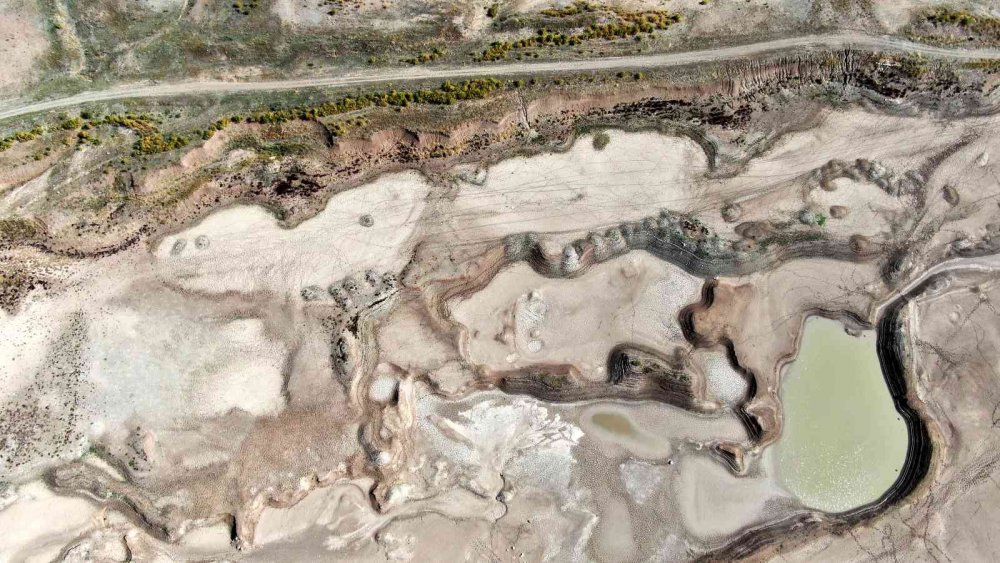 Sivas’ta kuraklık alarmı! İçme suyu kaynağı baraj gölü adeta çöle döndü