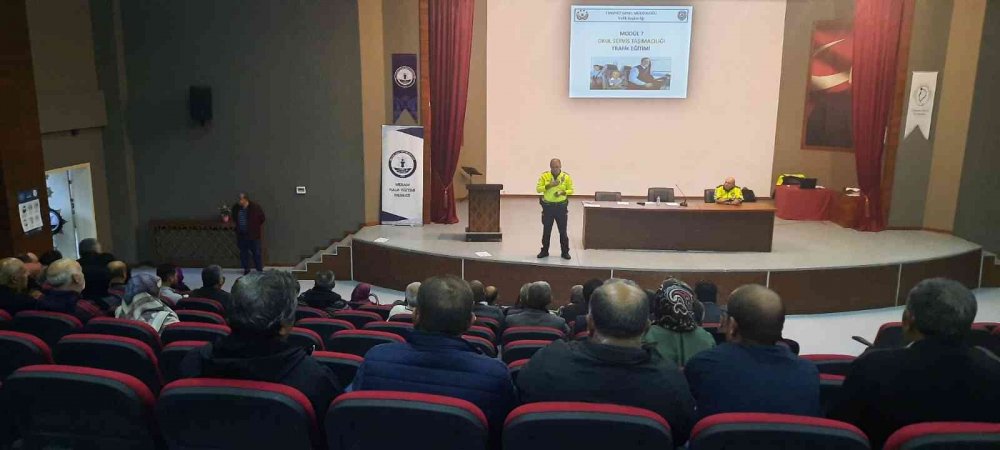 Konya Emniyeti okullarda servis sürücüleri öğrenci ve velilere trafik farkındalığı kazandırıyor