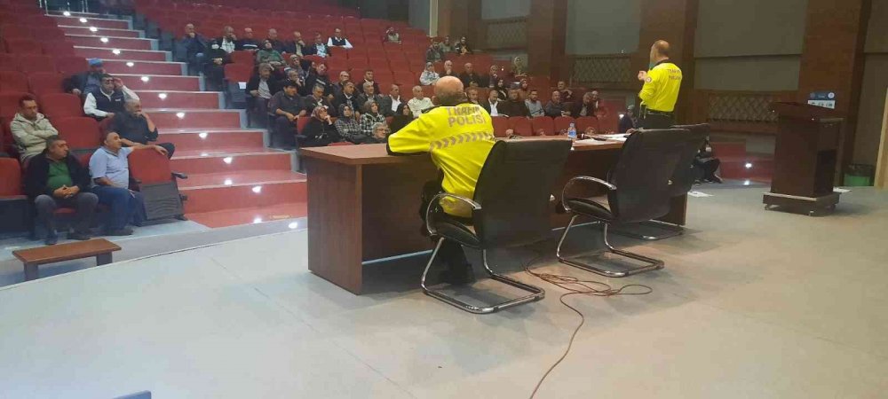 Konya Emniyeti okullarda servis sürücüleri öğrenci ve velilere trafik farkındalığı kazandırıyor