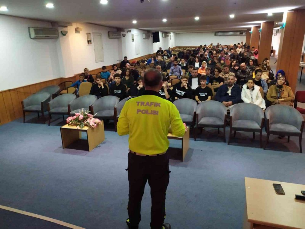 Konya Emniyeti okullarda servis sürücüleri öğrenci ve velilere trafik farkındalığı kazandırıyor