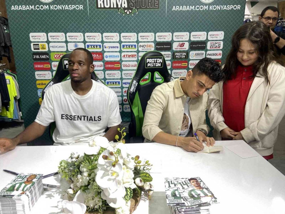 Konyasporlu futbolculardan taraftarla sıcak buluşma