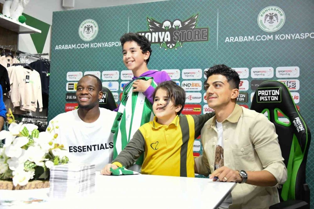 Konyasporlu futbolculardan taraftarla sıcak buluşma