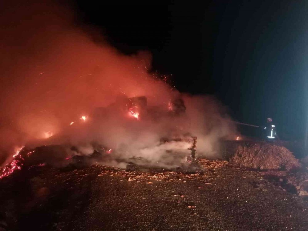 Mersin'de saman yüklü tır alev alev yandı!