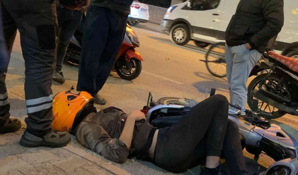 Motosiklet minibüsle kafa kafaya çarpıştı! Ölümden dönen sürücü özçekim yaptı