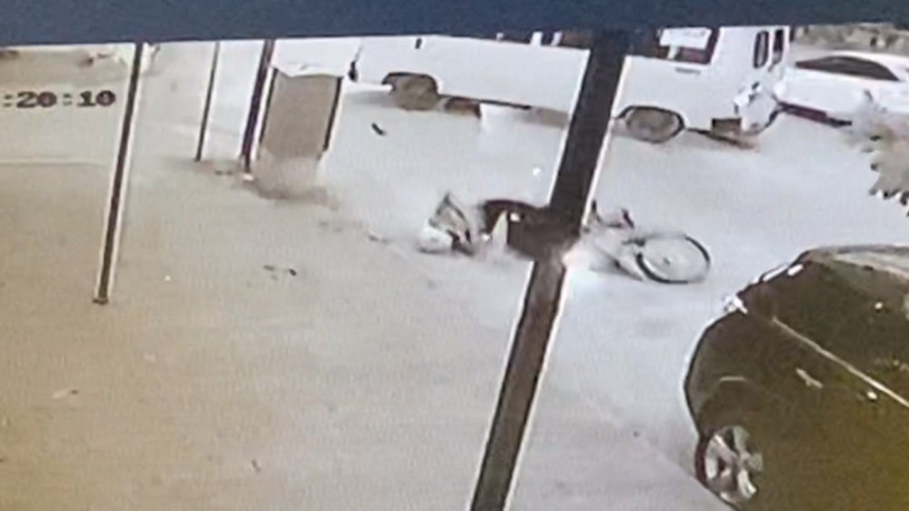 Motosiklet minibüsle kafa kafaya çarpıştı! Ölümden dönen sürücü özçekim yaptı