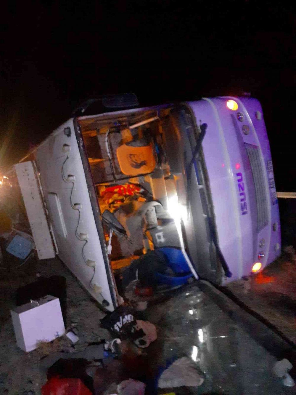 Kırşehir'den Hatay'a giden tarım işçilerini taşıyan minibüs Konya'da devrildi! 3 yaralı