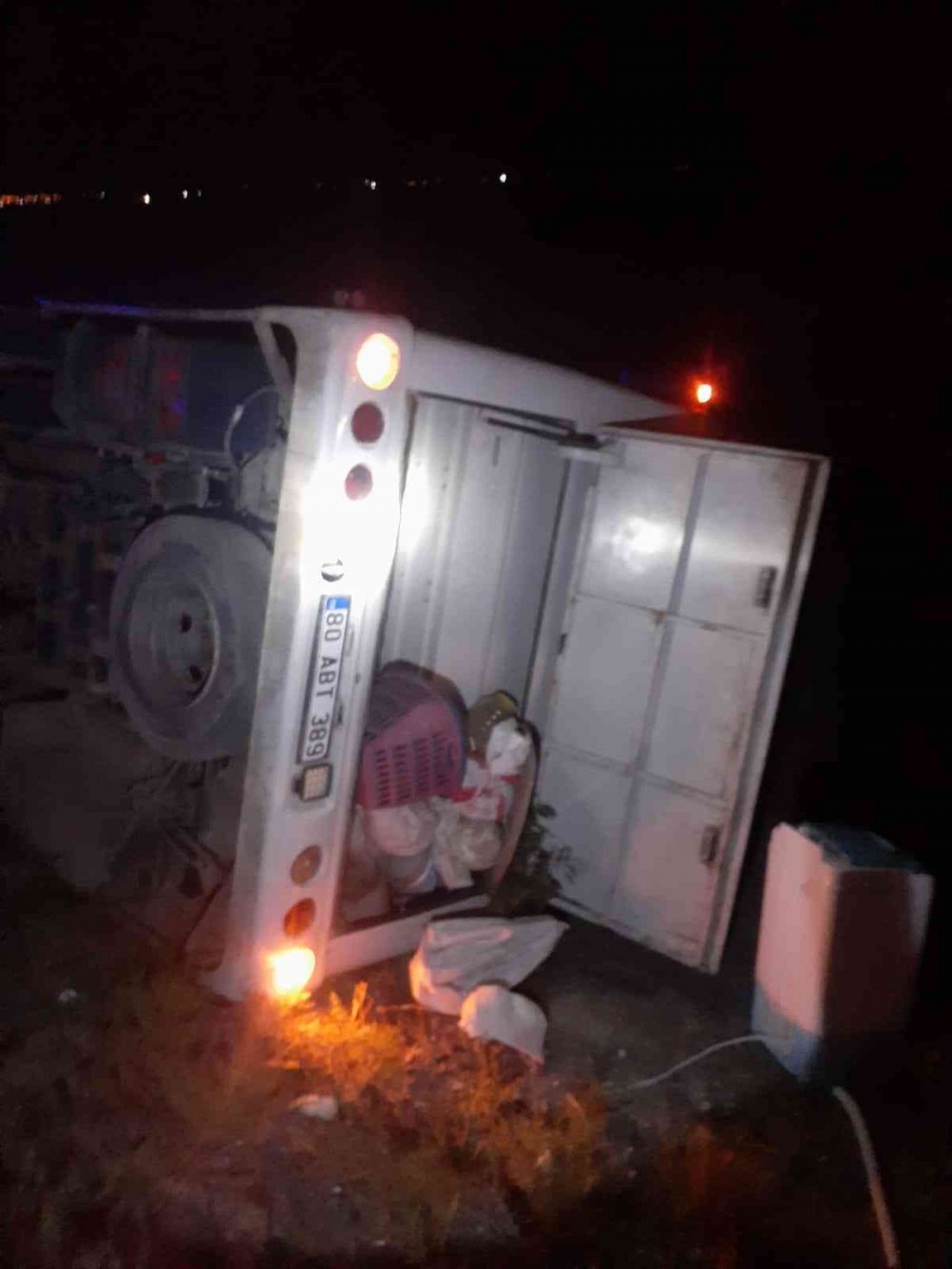 Kırşehir'den Hatay'a giden tarım işçilerini taşıyan minibüs Konya'da devrildi! 3 yaralı