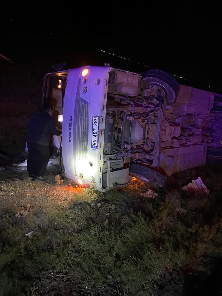 Kırşehir'den Hatay'a giden tarım işçilerini taşıyan minibüs Konya'da devrildi! 3 yaralı