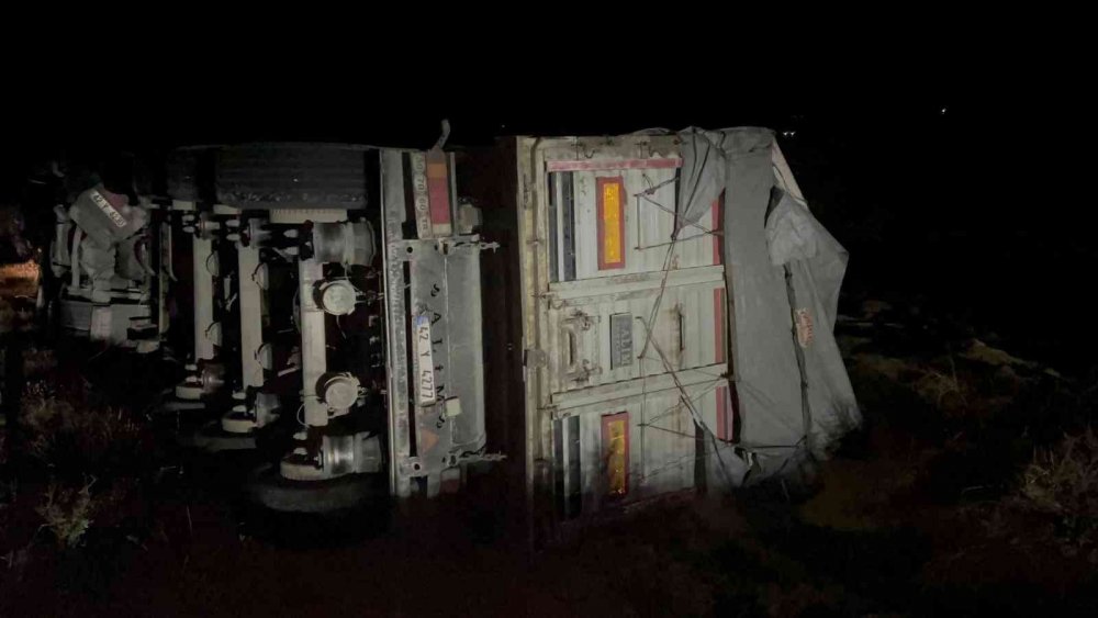 Konya plakalı tır Afyon'da devrildi! 20 ton buğday şarampole saçıldı! Yaralı sürücünün imdadına çevredekiler yetişti