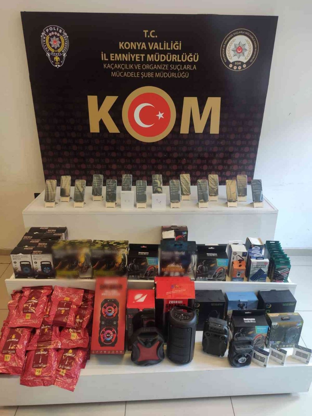 Konya polisi kaçakçılara göz açtırmıyor! Karatay'da 2 ayrı iş yerine baskın