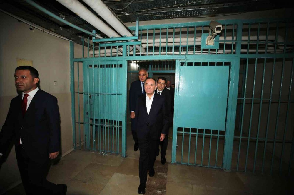 Adalet Bakanı Bozdağ, Diyarbakır Cezaevi’ne kilit vurup anahtarı Bakan Ersoy'a teslim etti!